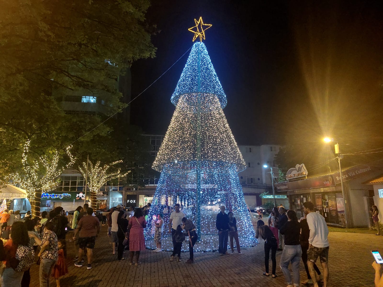 Acendimento das luzes na Praça Dr. Augusto marca a abertura da “Fantástica Cidade do Natal 2022”