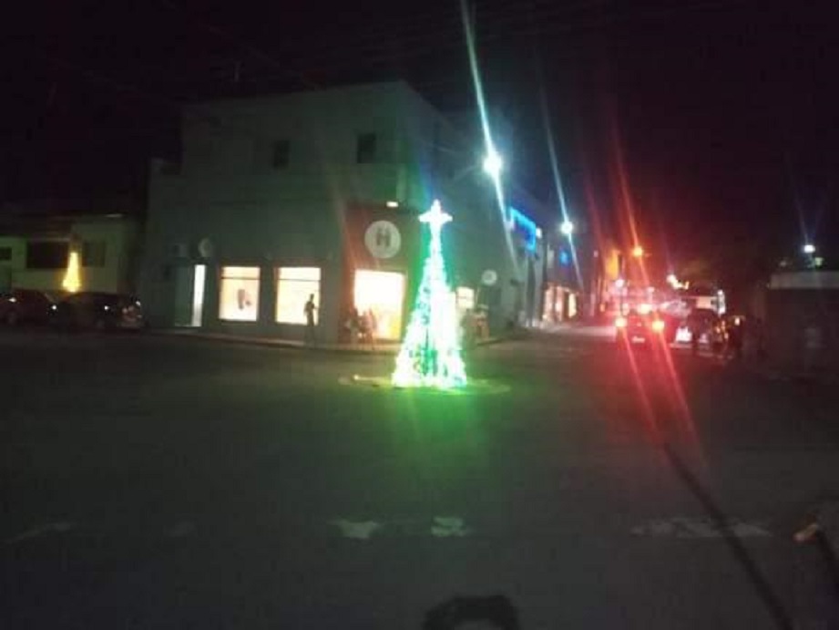 Prefeitura solicita retirada de árvore de Natal em rotatória no Padre Eustáquio e comerciantes reagem