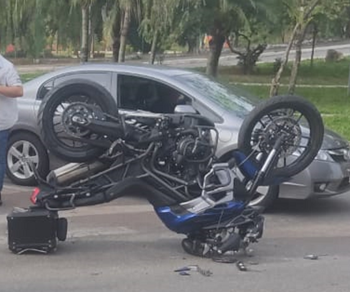 Colisão com carro em cruzamento no bairro Cerqueira Lima deixou motociclista com escoriações