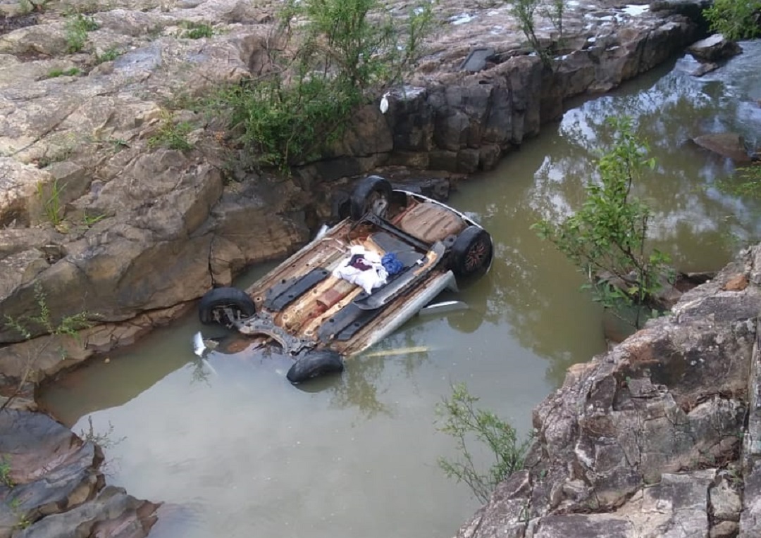 Carro cai dentro do “poção” da estrada da Água Viva, mas Bombeiros não localizam vítimas