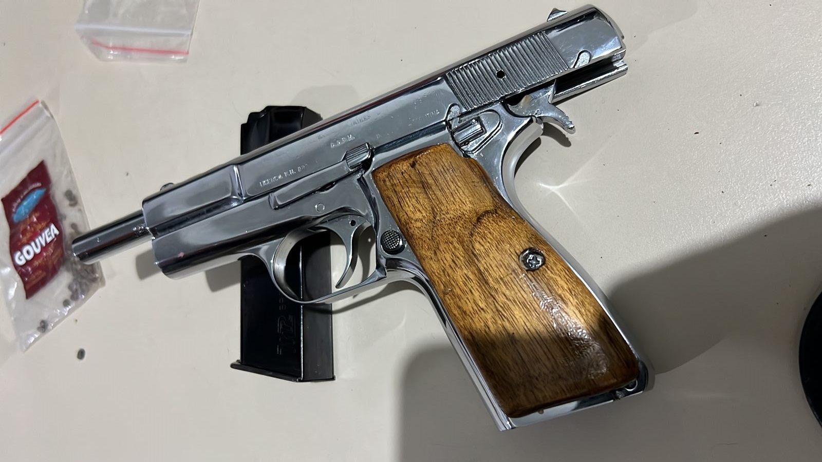 Pistola 9mm e drogas apreendidos com adolescente no Várzea da Olaria; suspeito fugiu de abordagem