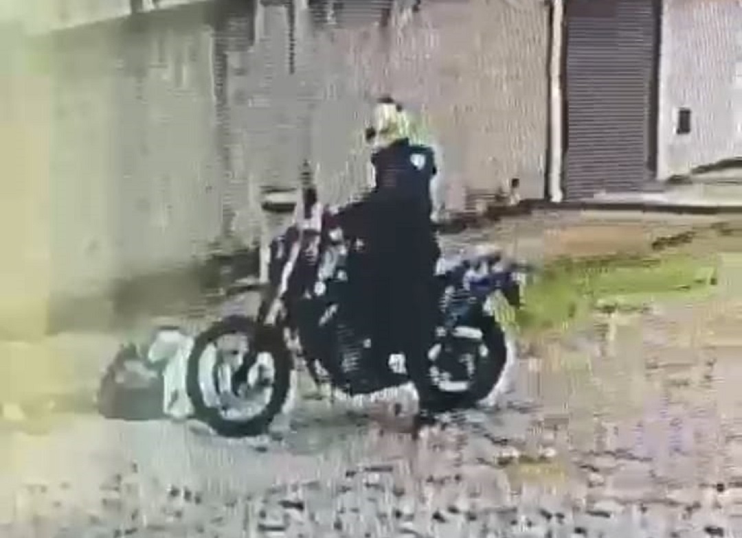 Residência é invadida no bairro Veredas e criminosos levam motocicleta; veja vídeo