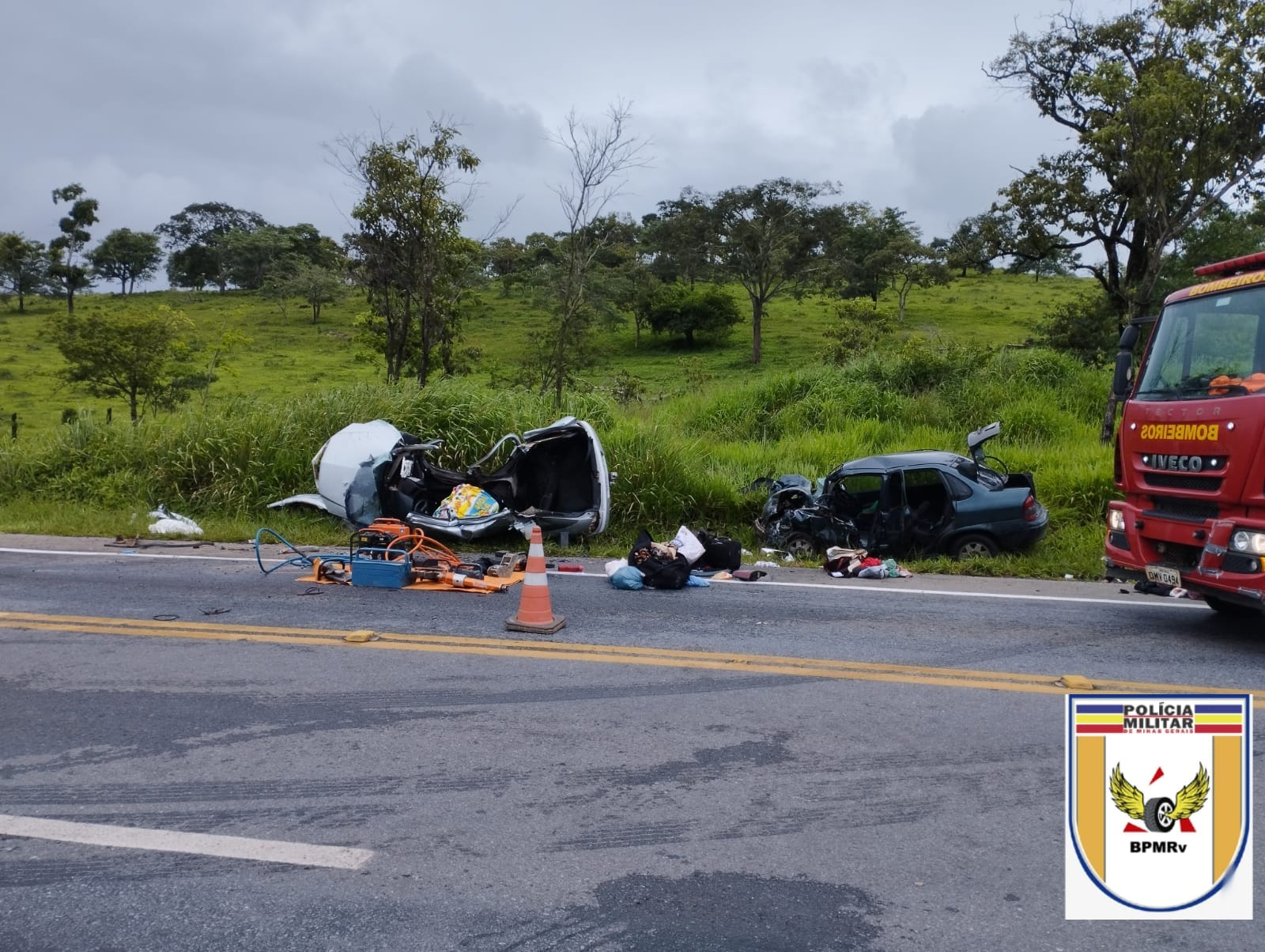 Sábado (21) registra acidentes graves na MG-050 em Pedra do Indaiá e no trevo de Santanense em Itaúna