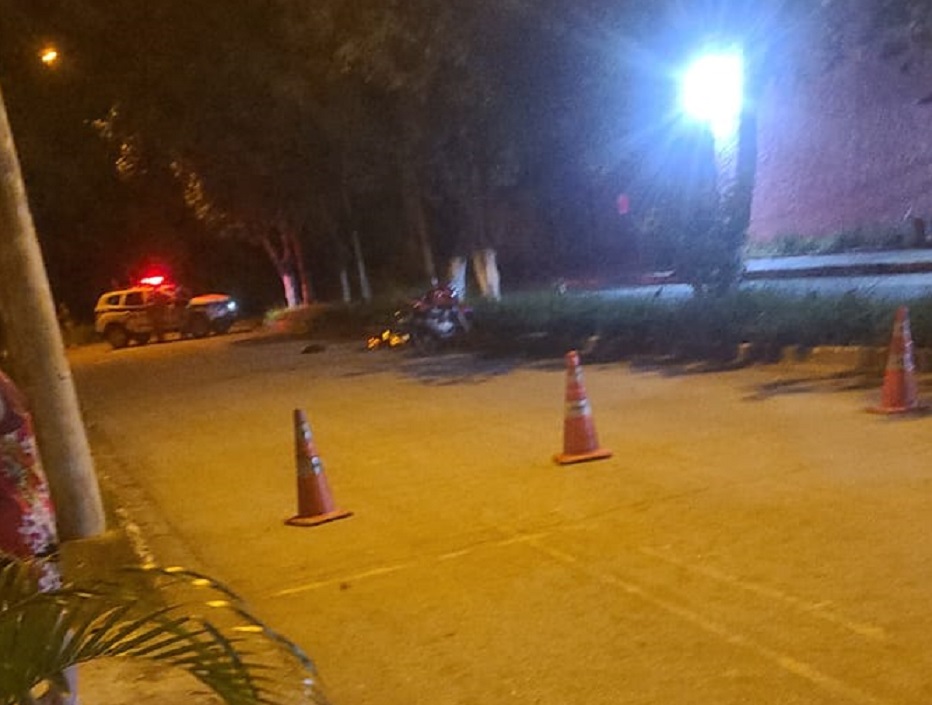 Motociclista morreu após bater contra árvore no Parque Jardim no sábado (28); PM informa boletim