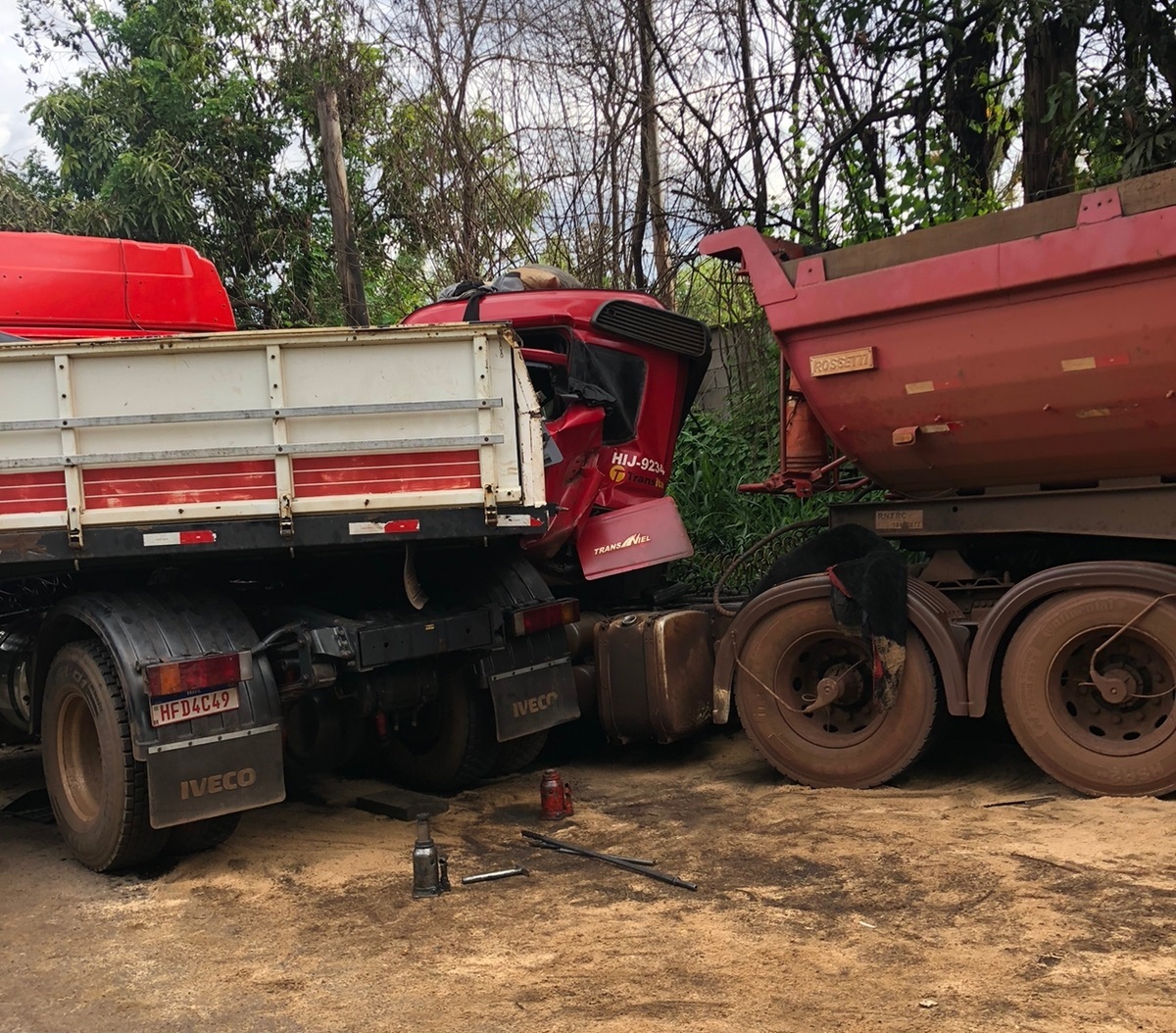 Acidente entre carretas mata motorista de Itaúna na AMG-155, entre a Fernão Dias e Mário Campos