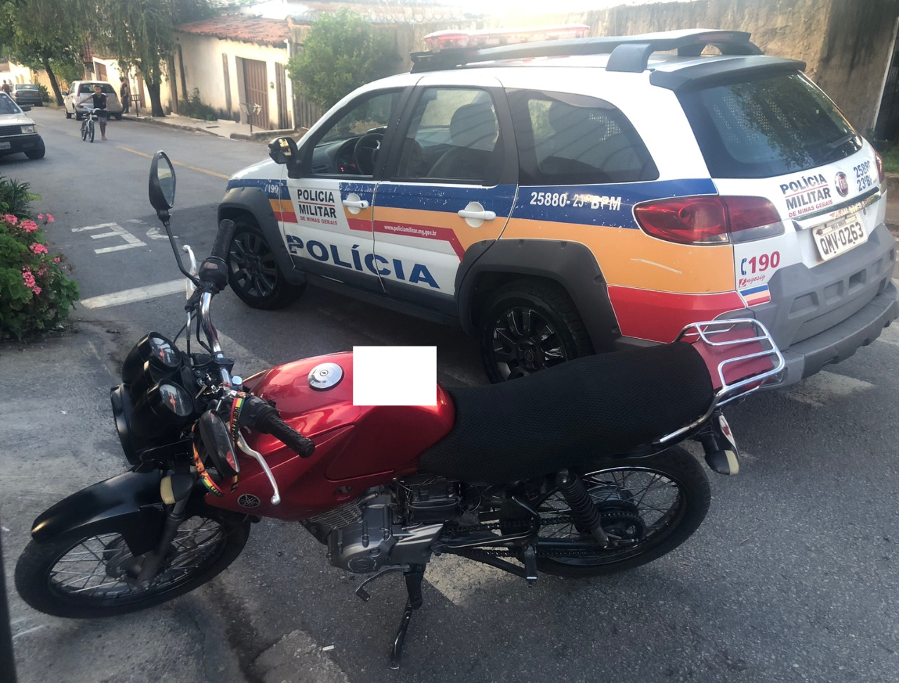 Motocicleta furtada mobiliza PM em Itaúna: homem de 21 anos é preso e adolescente de 16, apreendido