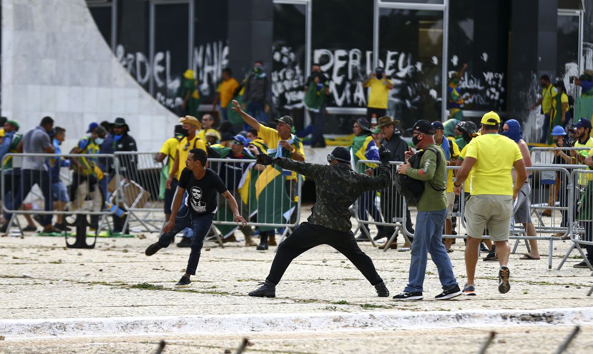 Lula decreta intervenção federal no DF e chama bolsonaristas invasores de “vândalos”