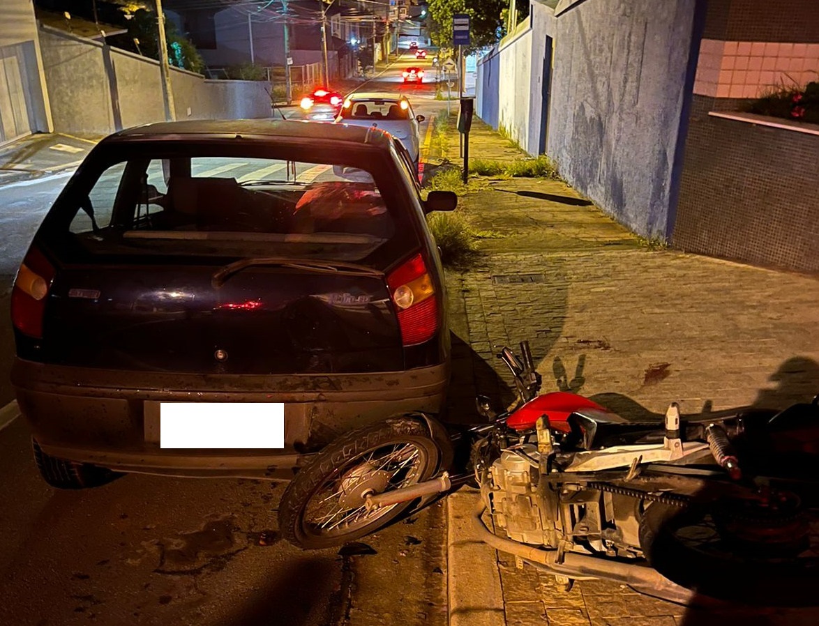 Motociclista morreu após bater em carro estacionado na Rua Dona Neca, no Cerqueira Lima