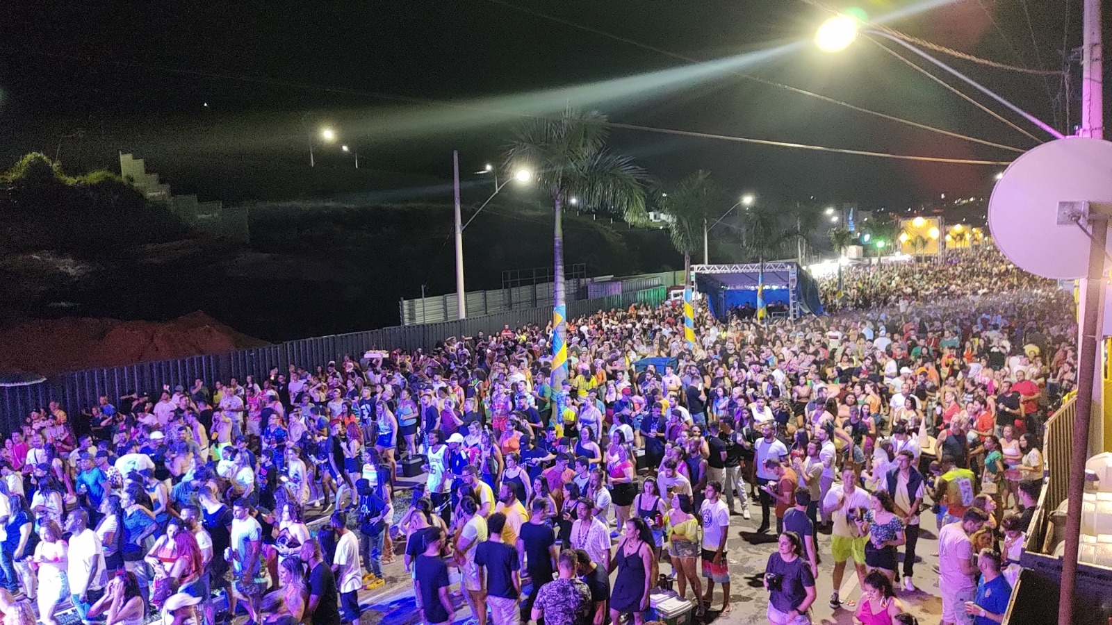 Domingo (19) teve o maior público do Carnaval em Itaúna: 13,9 mil foliões no Boulevard Lago Sul