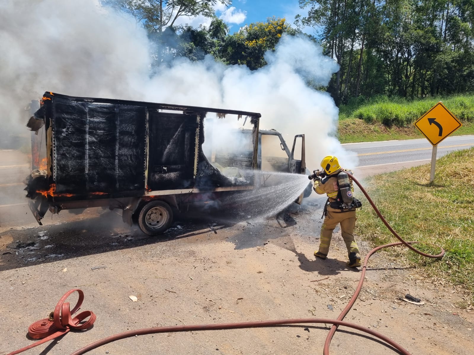 Caminhão pega fogo na MG-050 em São José dos Salgados e Corpo de Bombeiros é acionado