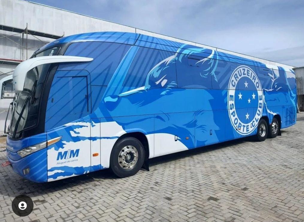 Imagens do novo ônibus do Cruzeiro, plotado em garagem de Itaúna, viralizam na web