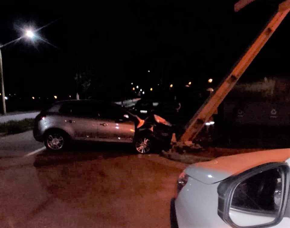 Motorista alega ter perdido controle de carro ao bater contra poste na Albino Santos durante a madrugada