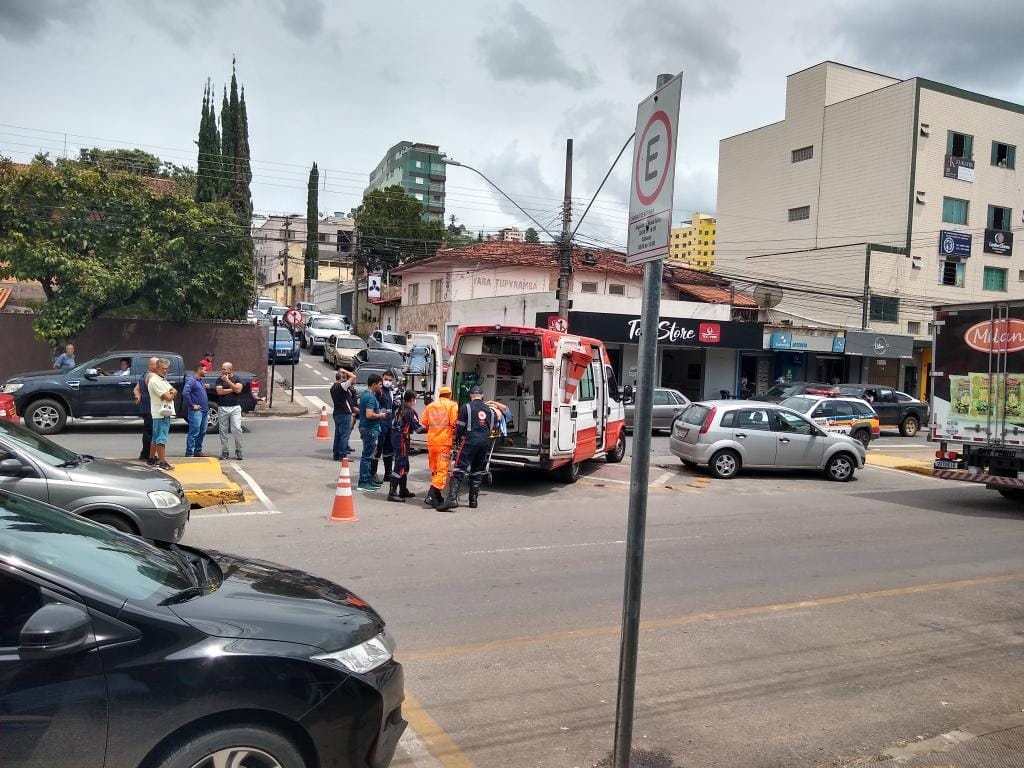 Motociclista é socorrido pelo SAMU após colisão com carro na Jove Soares com Rua Bonfim