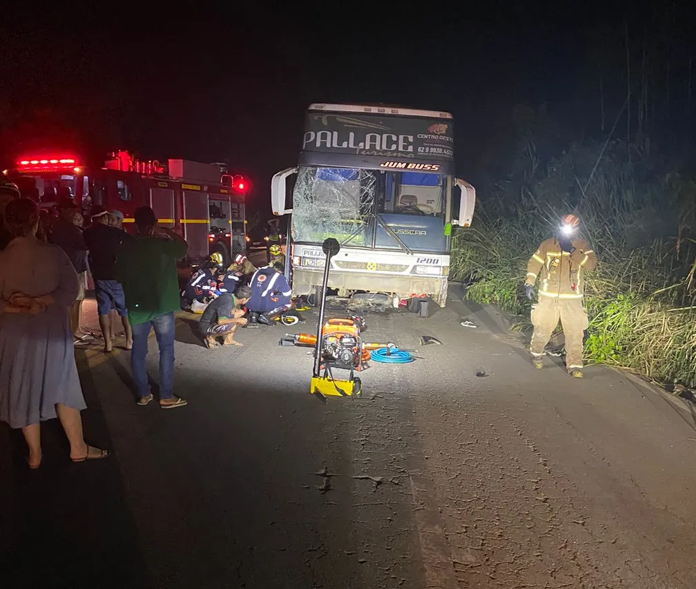 Colisão entre moto e ônibus deixou dois feridos em estado grave na BR-494 em Divinópolis