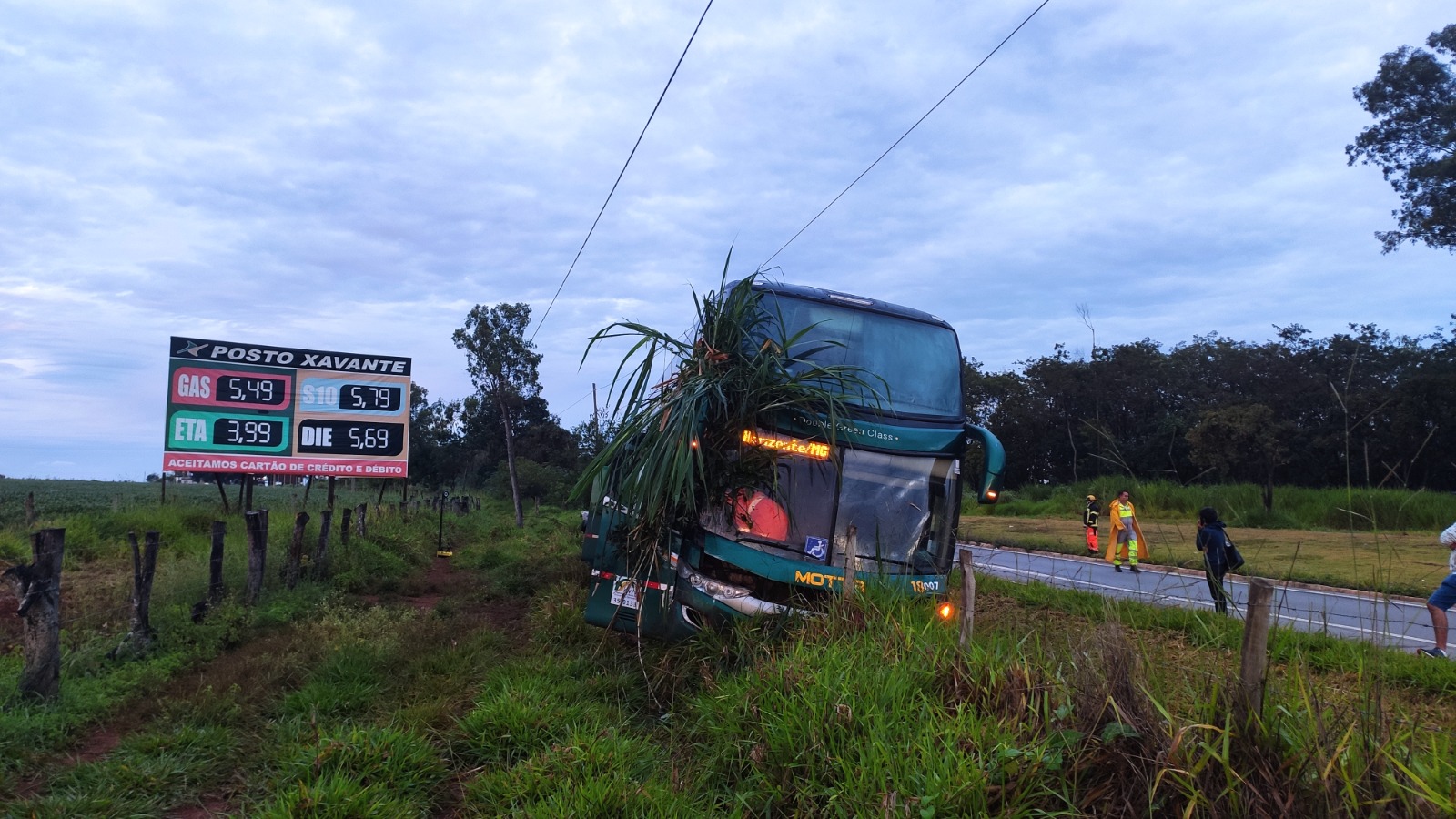 Ônibus interestadual saiu da pista na MG-050 em Córrego Fundo; segundo bombeiros, não houve feridos