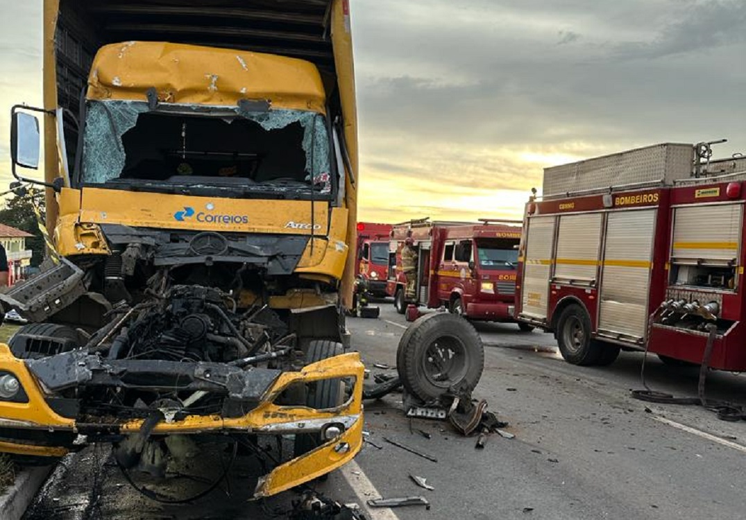 Colisão entre dois caminhões mata uma pessoa na MG-050 em Mateus Leme