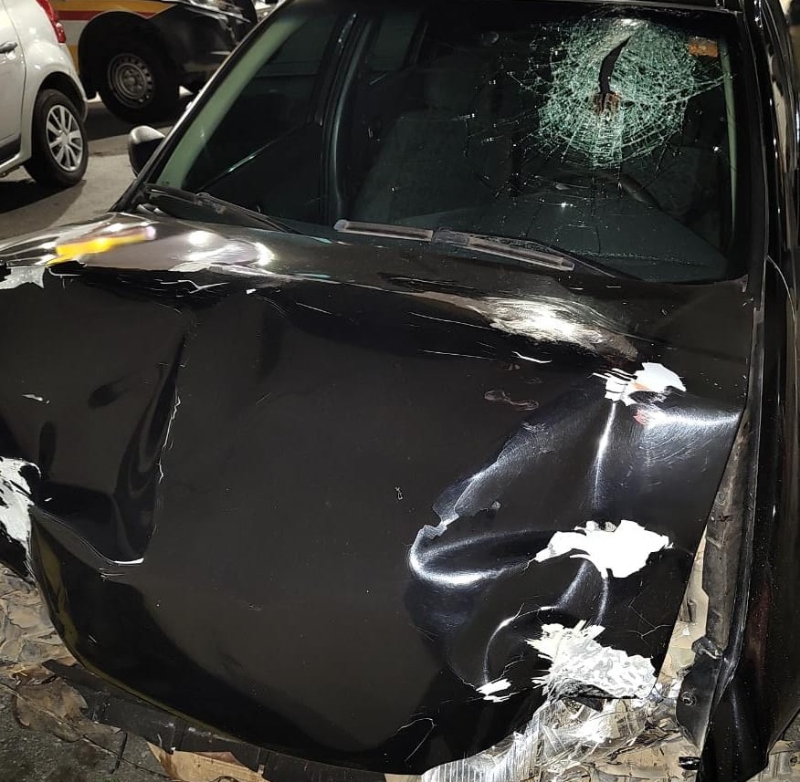 Motorista é socorrido ao hospital após bater em carreta parada no acostamento na MG-050 em Itaúna