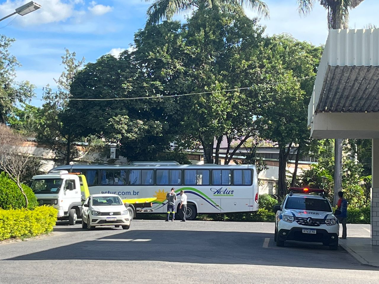 Ônibus de aplicativo é multado e apreendido pelo DER-MG em Itaúna por transporte irregular de passageiros