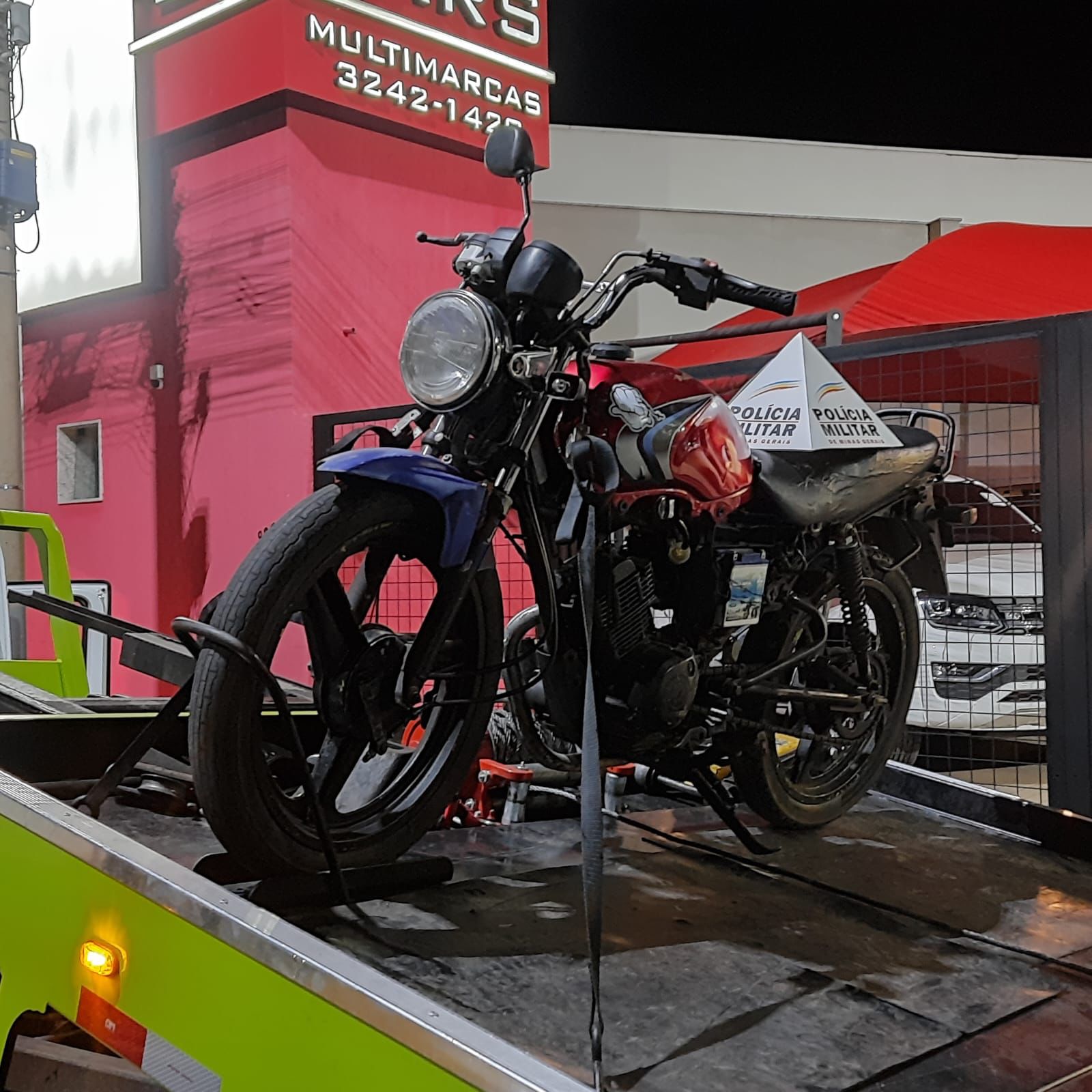 PM apreende em Itaúna picape e motocicleta clonados