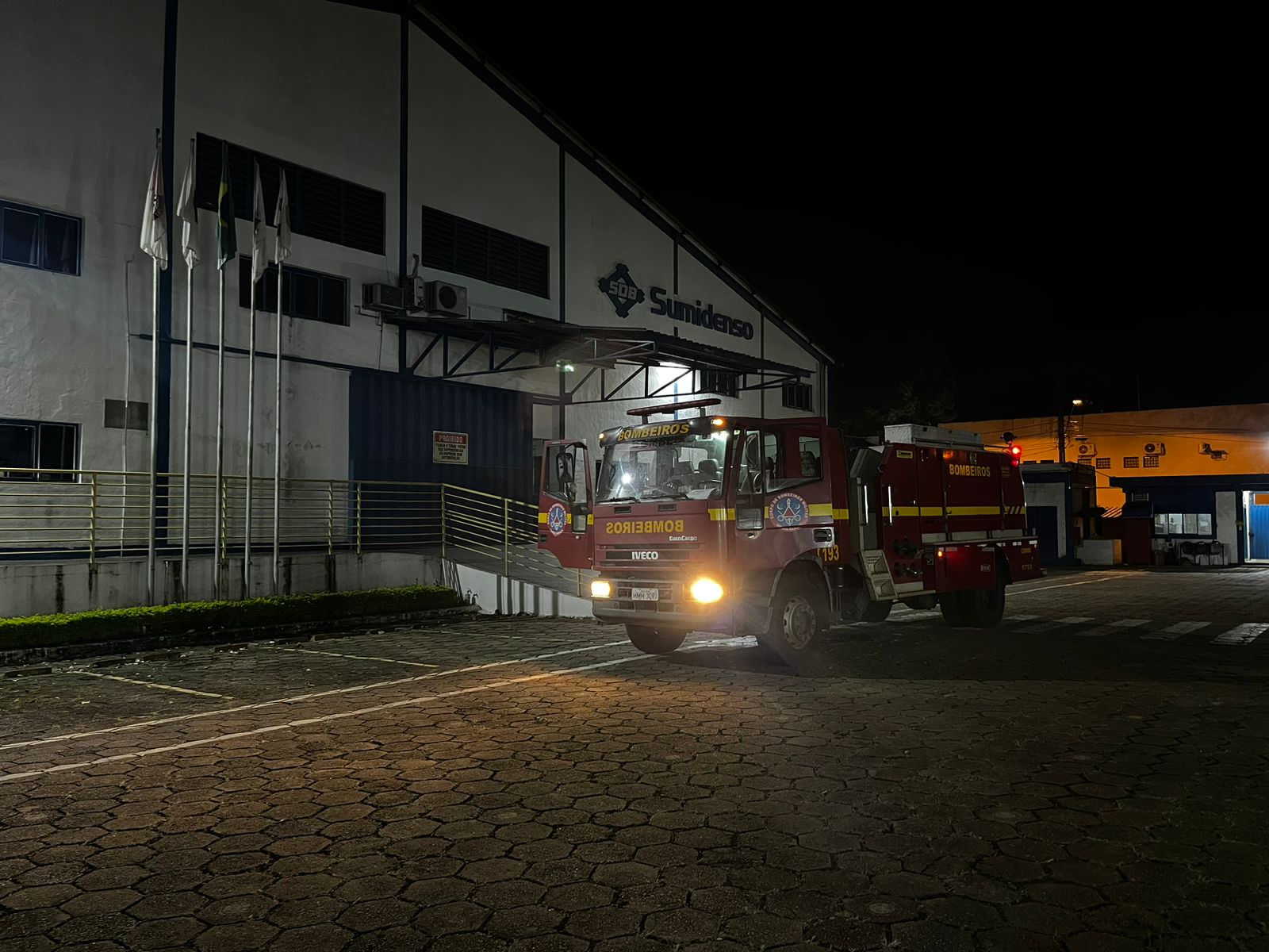 Incêndio atingiu fábrica de componentes automotivos na madrugada de domingo (5), em Pará de Minas