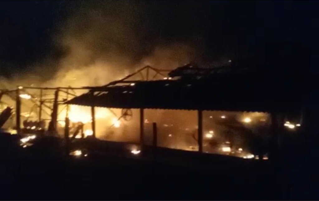 Bombeiros combateram incêndio em galpão de criação de aves na MG-050 em Itaúna