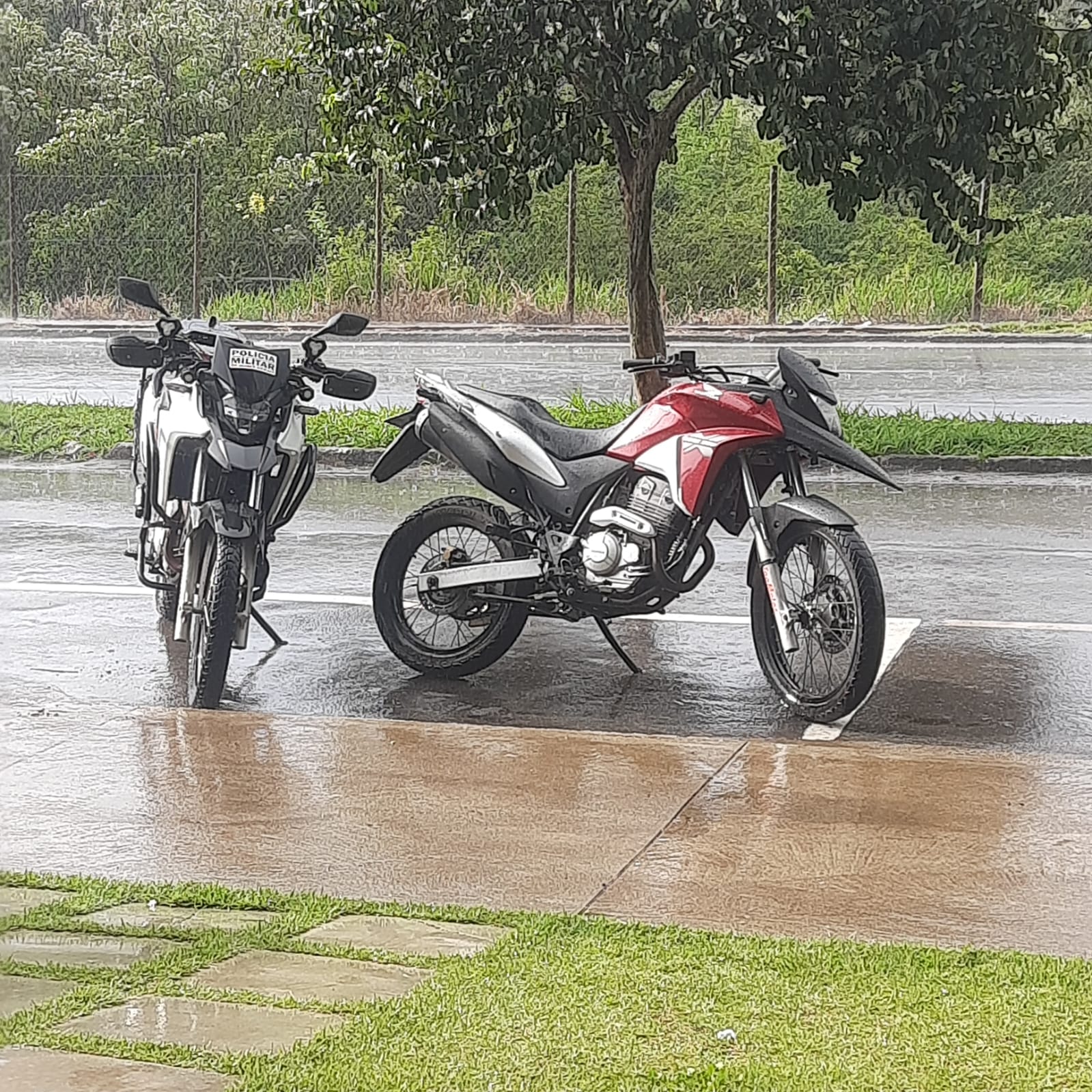 Sem habilitação para motocicleta fura bloqueio policial e acaba preso por direção perigosa em Itaúna