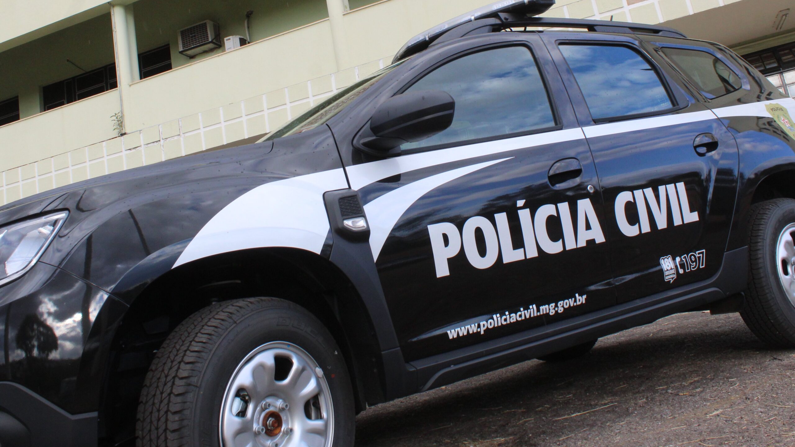 Corpo encontrado no Rio São João não tinha indícios de violência e causa da morte é apurada, diz Polícia Civil