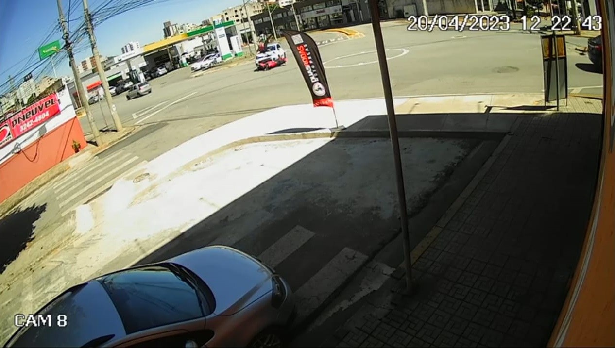 Motociclista é lançado sobre carro em colisão na rotatória da Silva Jardim; acidentes frequentes no local