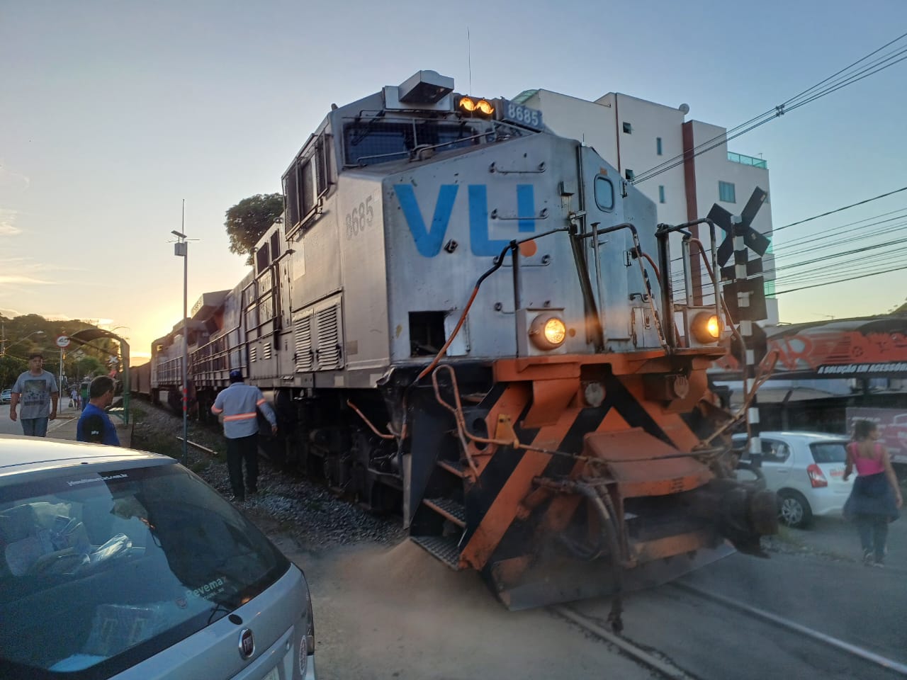 Carreta colidiu com trem próximo ao hospital de Itaúna