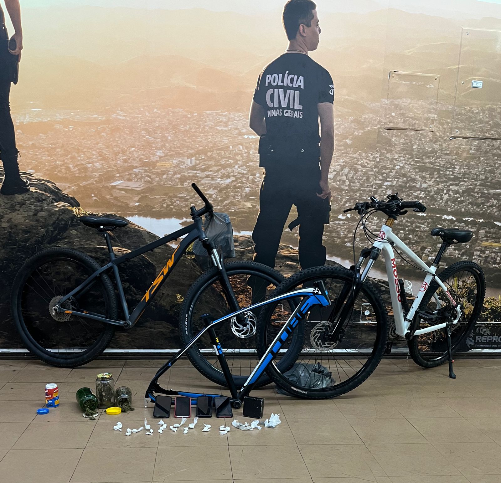 Bicicletas são recuperadas com drogas, pela Polícia Civil, em Itaúna: ponto de desmanche de bikes