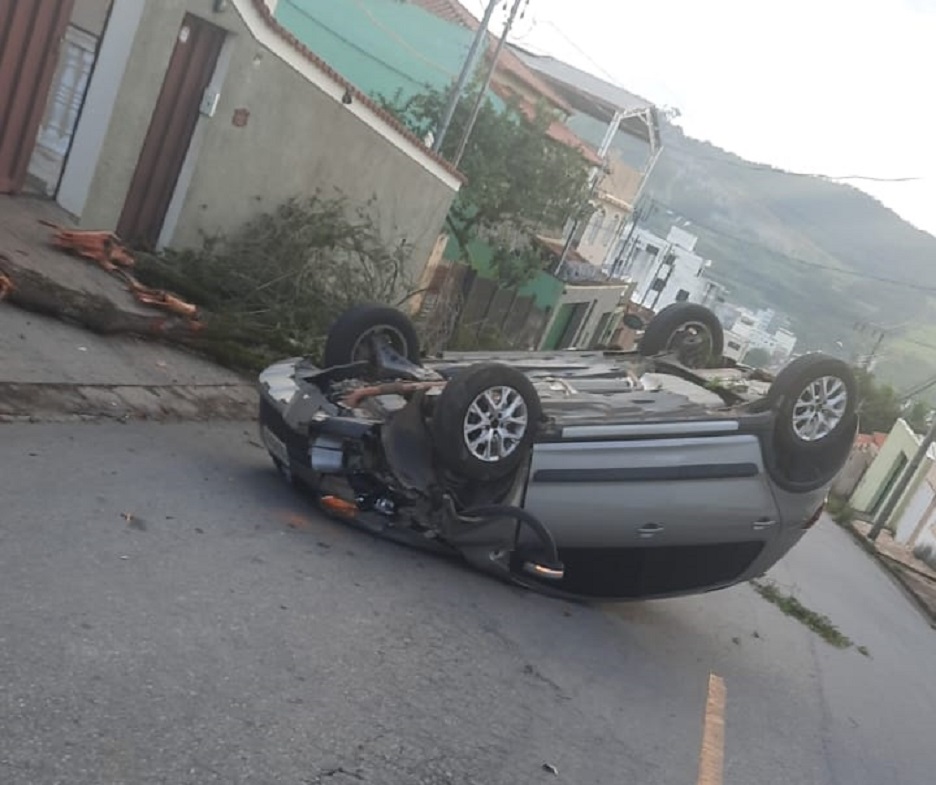 Condutora desvia de outro veículo, bate em meio-fio e tomba carro no bairro de Lourdes