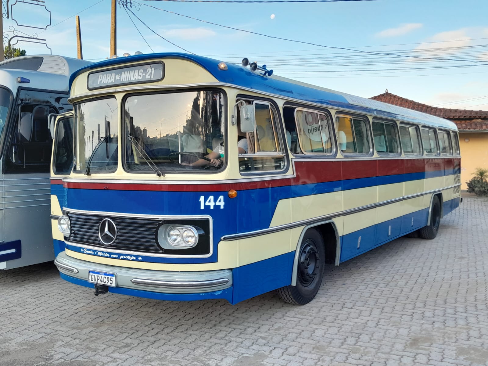 Empresário restaura ônibus monobloco ano 1977 nas cores da empresa Santa Maria, de Pará de Minas