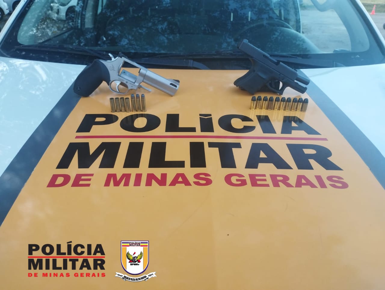 PMRv prende homem na MG-050 por porte ilegal: pistola e revólver carregados com munições