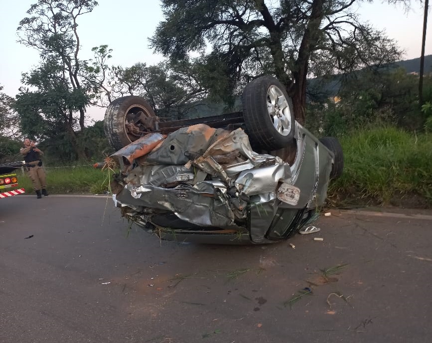 Acidente deixa carro destruído na MG-050 em Itaúna