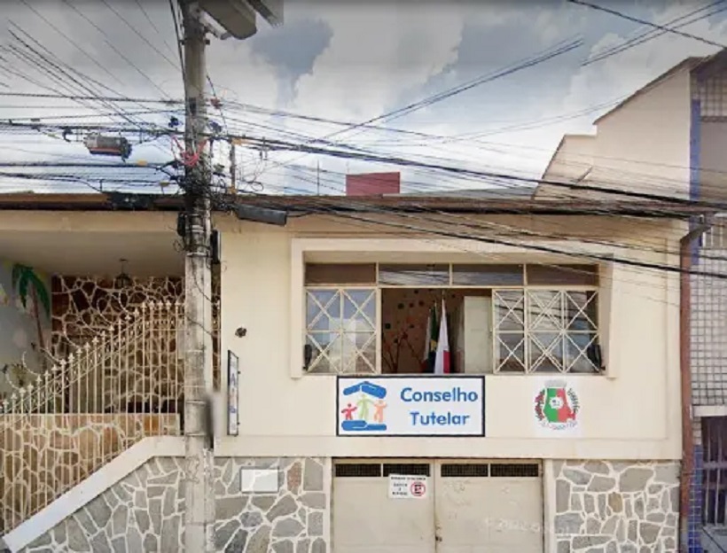Conselho Tutelar pede medida protetiva para criança que caiu de prédio em Itaúna, após mãe sair para festa