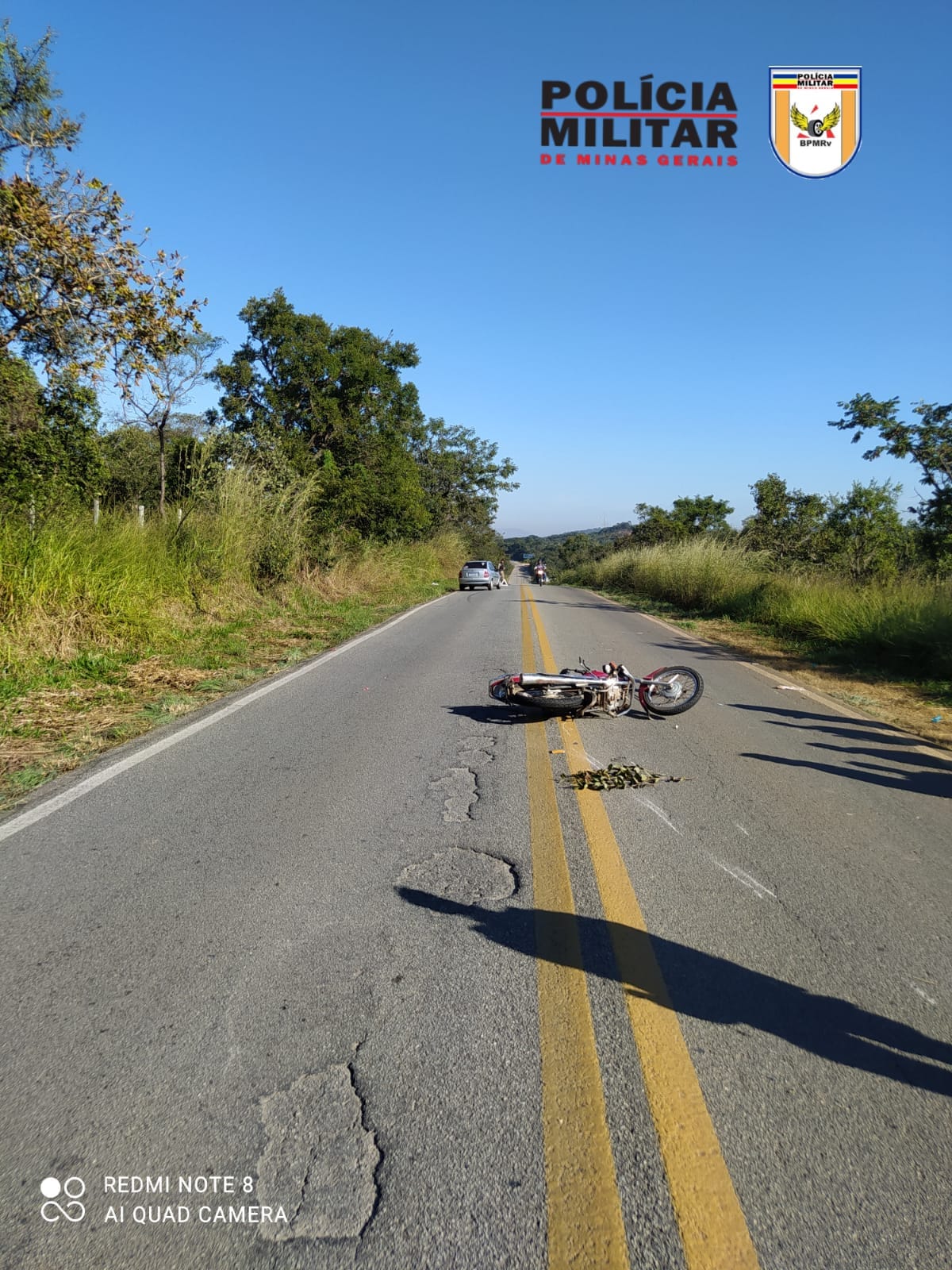 Motorista dorme ao volante e bate em moto na AMG-0345; acidente deixou dois feridos