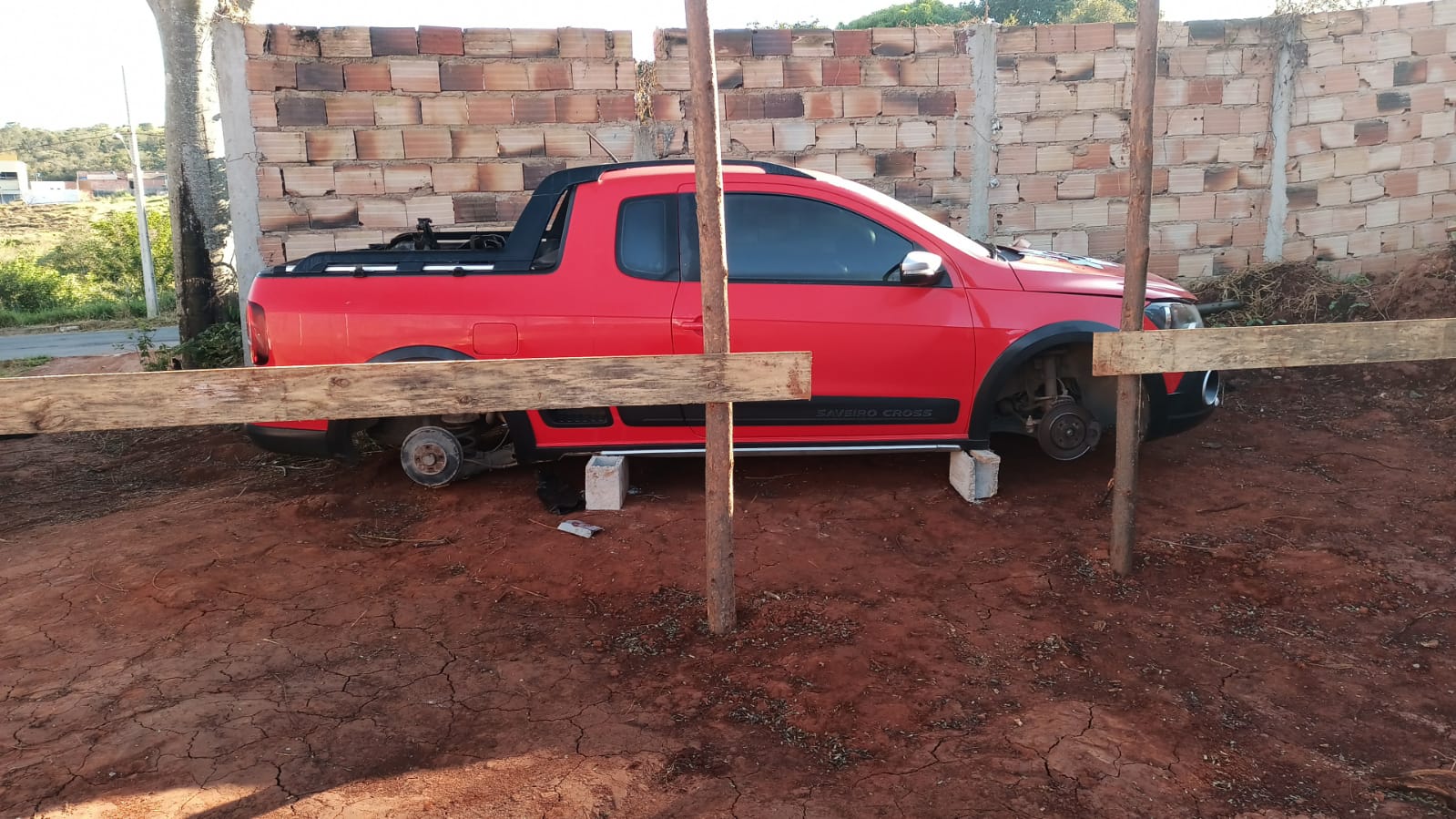 Carro roubado é encontrado sem rodas e recuperado pela PM em Itaúna