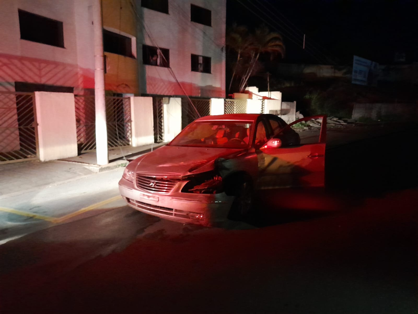 Carro bate contra poste e muro e derruba energia elétrica próximo ao Poliesportivo JK, no Cerqueira Lima