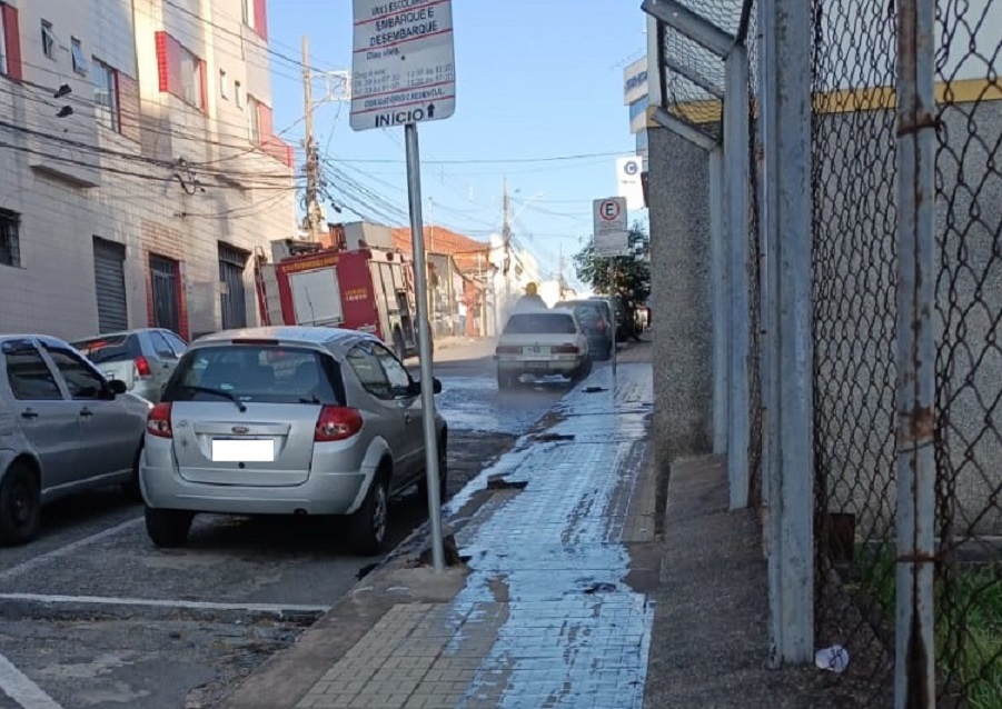 Bombeiros combateram incêndio em carro no Centro