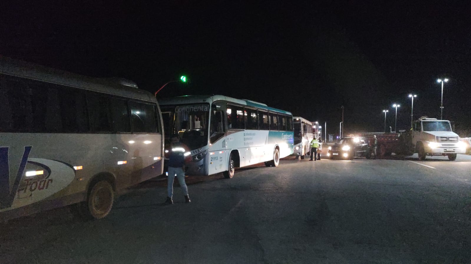 Operação da PMRv e DER-MG apreende quatro ônibus por transporte irregular na MG-431 em Itaúna