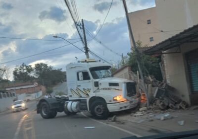 Carreta colidiu contra muro na Dorinato Lima