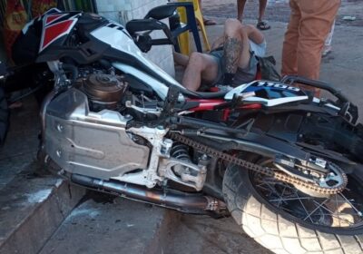 Motocicleta foi lançada contra porta de bar após acidente no Garcias