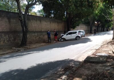 Condutora é socorrida pelo SAMU após carro bater contra muro em Santanense