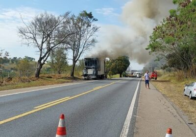 Caminhão carregado de colchões pega fogo na MG-050