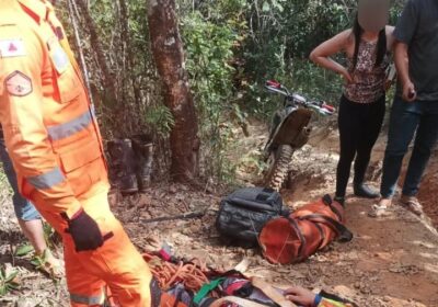 Piloto de moto de trilha é socorrido de helicóptero após sofrer queda em Pará de Minas
