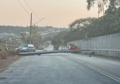 Carro colidiu contra poste na Chico Morais; estrutura será substituída em até 90 dias, diz Cemig