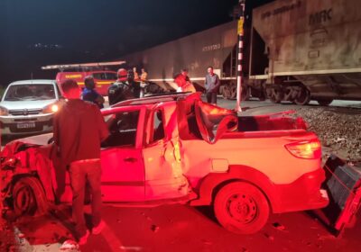 Picape é lançada contra muro após colidir com trem em Itaúna