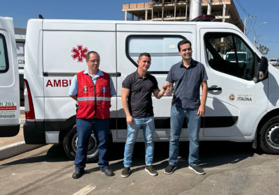 Eduardo Azevedo entrega ambulância, totalizando R$ 1 milhão destinados à saúde de Itaúna