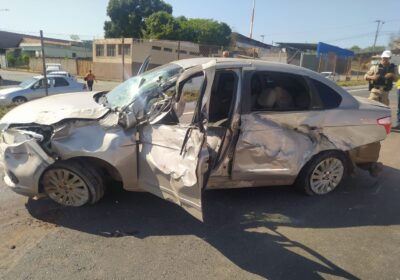Condutor perde controle e bate carro contra defensa na MG-050; mulher foi socorrida pelo SAMU