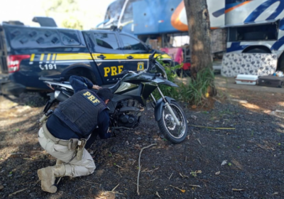 Moto furtada é recuperada pela PRF dentro de bagageiro de ônibus